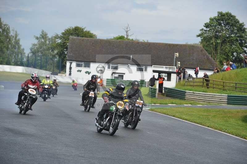 Mallory park Leicestershire;Mallory park photographs;Motorcycle action photographs;classic bikes;event digital images;eventdigitalimages;mallory park;no limits trackday;peter wileman photography;vintage bikes;vintage motorcycles;vmcc festival 1000 bikes