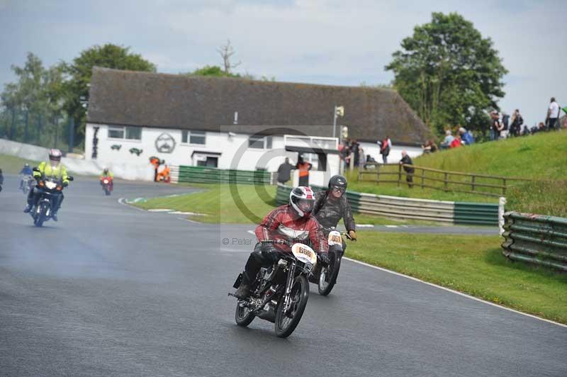 Mallory park Leicestershire;Mallory park photographs;Motorcycle action photographs;classic bikes;event digital images;eventdigitalimages;mallory park;no limits trackday;peter wileman photography;vintage bikes;vintage motorcycles;vmcc festival 1000 bikes