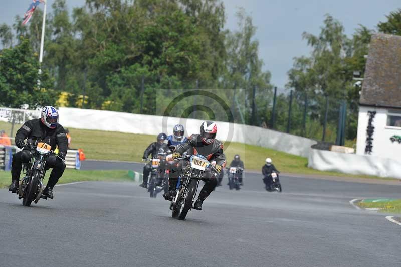 Mallory park Leicestershire;Mallory park photographs;Motorcycle action photographs;classic bikes;event digital images;eventdigitalimages;mallory park;no limits trackday;peter wileman photography;vintage bikes;vintage motorcycles;vmcc festival 1000 bikes