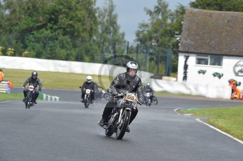Mallory park Leicestershire;Mallory park photographs;Motorcycle action photographs;classic bikes;event digital images;eventdigitalimages;mallory park;no limits trackday;peter wileman photography;vintage bikes;vintage motorcycles;vmcc festival 1000 bikes