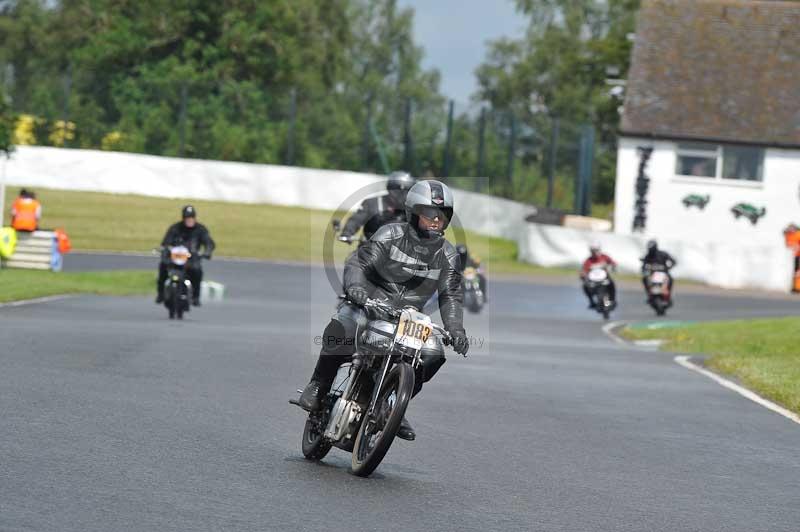 Mallory park Leicestershire;Mallory park photographs;Motorcycle action photographs;classic bikes;event digital images;eventdigitalimages;mallory park;no limits trackday;peter wileman photography;vintage bikes;vintage motorcycles;vmcc festival 1000 bikes