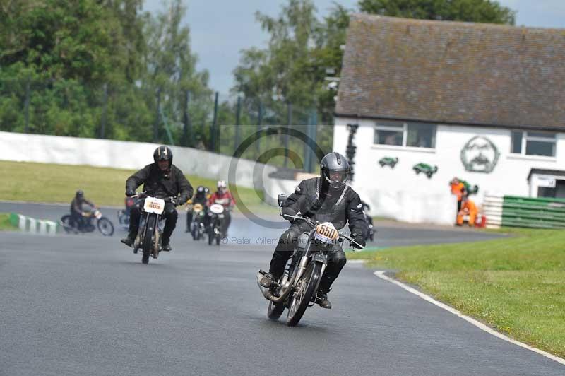 Mallory park Leicestershire;Mallory park photographs;Motorcycle action photographs;classic bikes;event digital images;eventdigitalimages;mallory park;no limits trackday;peter wileman photography;vintage bikes;vintage motorcycles;vmcc festival 1000 bikes