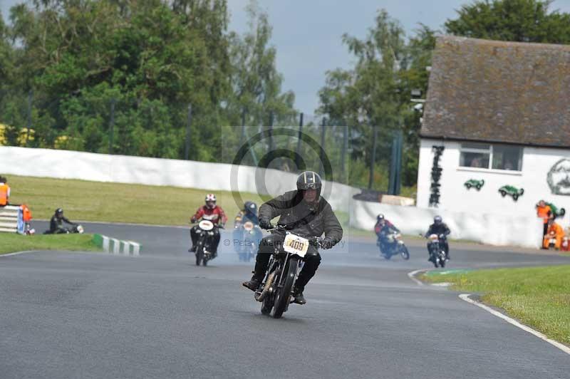 Mallory park Leicestershire;Mallory park photographs;Motorcycle action photographs;classic bikes;event digital images;eventdigitalimages;mallory park;no limits trackday;peter wileman photography;vintage bikes;vintage motorcycles;vmcc festival 1000 bikes