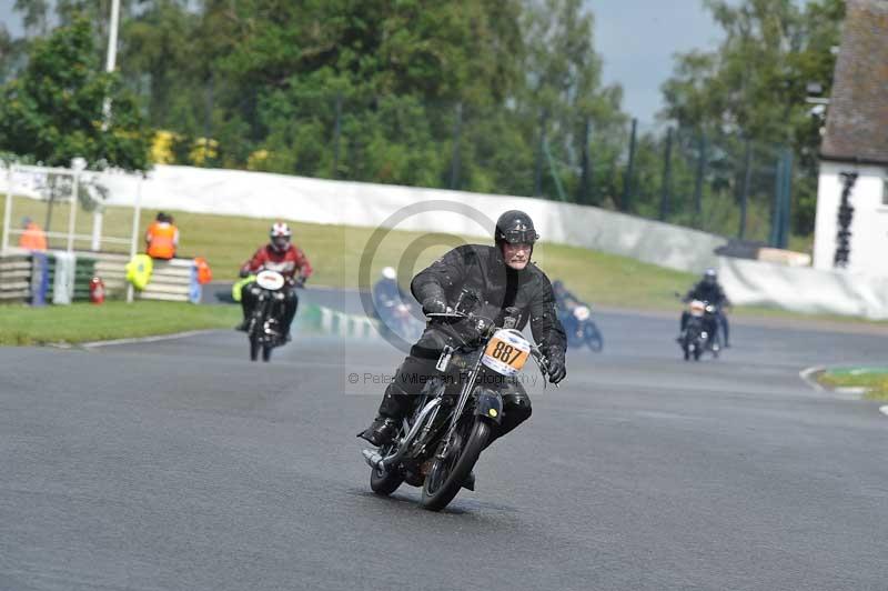 Mallory park Leicestershire;Mallory park photographs;Motorcycle action photographs;classic bikes;event digital images;eventdigitalimages;mallory park;no limits trackday;peter wileman photography;vintage bikes;vintage motorcycles;vmcc festival 1000 bikes