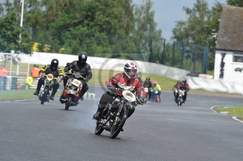 Mallory park Leicestershire;Mallory park photographs;Motorcycle action photographs;classic bikes;event digital images;eventdigitalimages;mallory park;no limits trackday;peter wileman photography;vintage bikes;vintage motorcycles;vmcc festival 1000 bikes