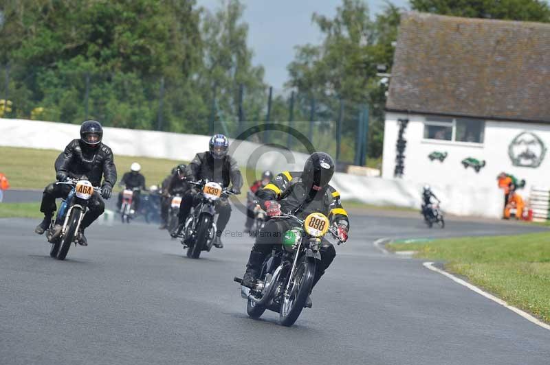 Mallory park Leicestershire;Mallory park photographs;Motorcycle action photographs;classic bikes;event digital images;eventdigitalimages;mallory park;no limits trackday;peter wileman photography;vintage bikes;vintage motorcycles;vmcc festival 1000 bikes