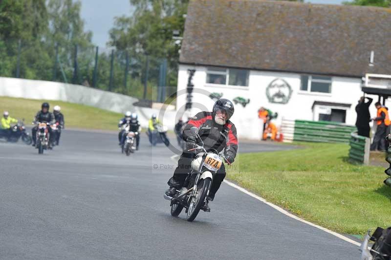 Mallory park Leicestershire;Mallory park photographs;Motorcycle action photographs;classic bikes;event digital images;eventdigitalimages;mallory park;no limits trackday;peter wileman photography;vintage bikes;vintage motorcycles;vmcc festival 1000 bikes