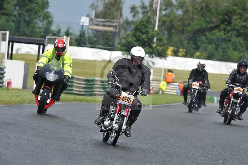 Mallory park Leicestershire;Mallory park photographs;Motorcycle action photographs;classic bikes;event digital images;eventdigitalimages;mallory park;no limits trackday;peter wileman photography;vintage bikes;vintage motorcycles;vmcc festival 1000 bikes