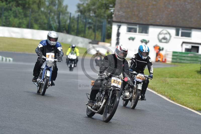 Mallory park Leicestershire;Mallory park photographs;Motorcycle action photographs;classic bikes;event digital images;eventdigitalimages;mallory park;no limits trackday;peter wileman photography;vintage bikes;vintage motorcycles;vmcc festival 1000 bikes