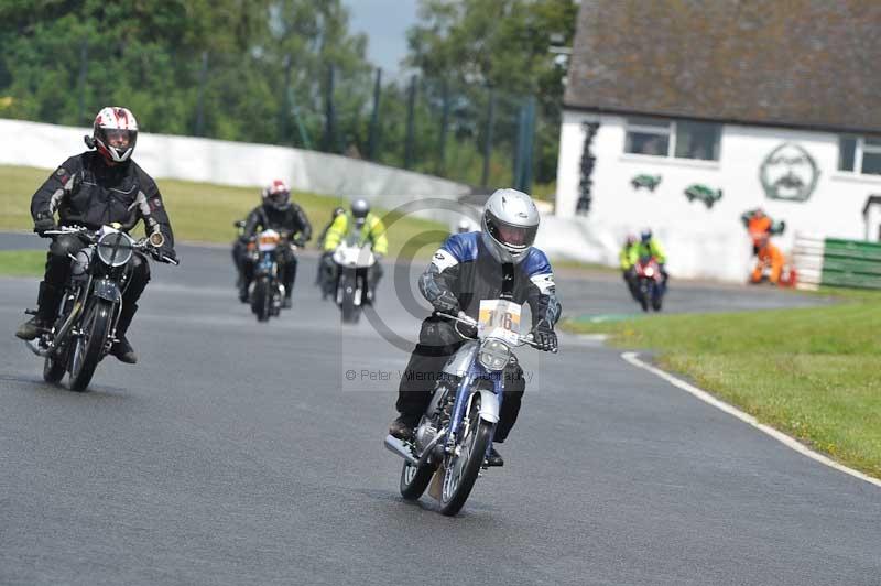 Mallory park Leicestershire;Mallory park photographs;Motorcycle action photographs;classic bikes;event digital images;eventdigitalimages;mallory park;no limits trackday;peter wileman photography;vintage bikes;vintage motorcycles;vmcc festival 1000 bikes