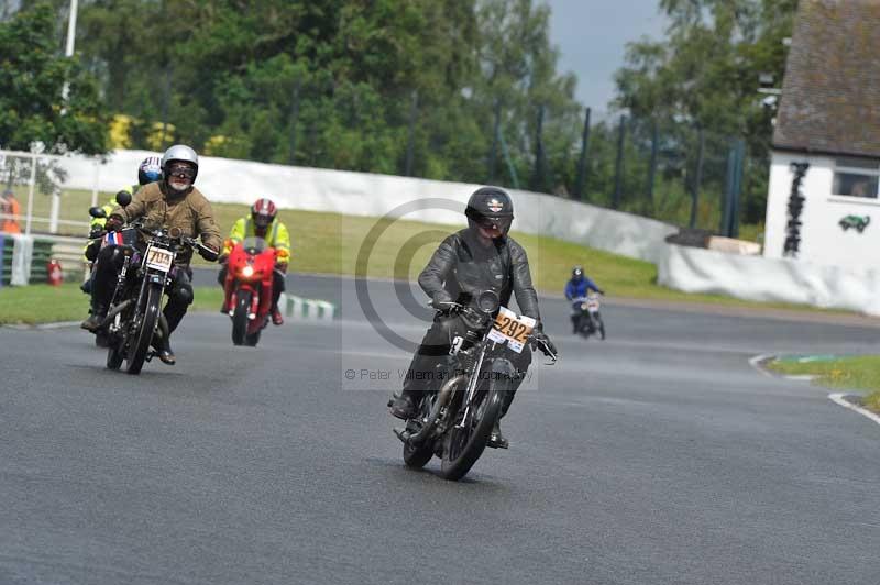 Mallory park Leicestershire;Mallory park photographs;Motorcycle action photographs;classic bikes;event digital images;eventdigitalimages;mallory park;no limits trackday;peter wileman photography;vintage bikes;vintage motorcycles;vmcc festival 1000 bikes
