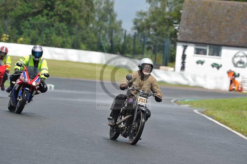 Mallory park Leicestershire;Mallory park photographs;Motorcycle action photographs;classic bikes;event digital images;eventdigitalimages;mallory park;no limits trackday;peter wileman photography;vintage bikes;vintage motorcycles;vmcc festival 1000 bikes