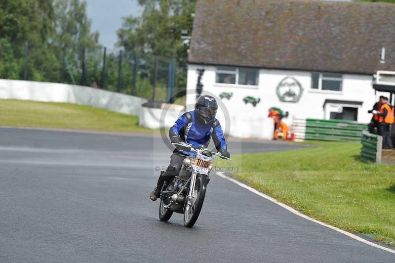 Mallory park Leicestershire;Mallory park photographs;Motorcycle action photographs;classic bikes;event digital images;eventdigitalimages;mallory park;no limits trackday;peter wileman photography;vintage bikes;vintage motorcycles;vmcc festival 1000 bikes