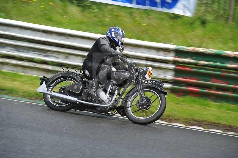 Mallory park Leicestershire;Mallory park photographs;Motorcycle action photographs;classic bikes;event digital images;eventdigitalimages;mallory park;no limits trackday;peter wileman photography;vintage bikes;vintage motorcycles;vmcc festival 1000 bikes