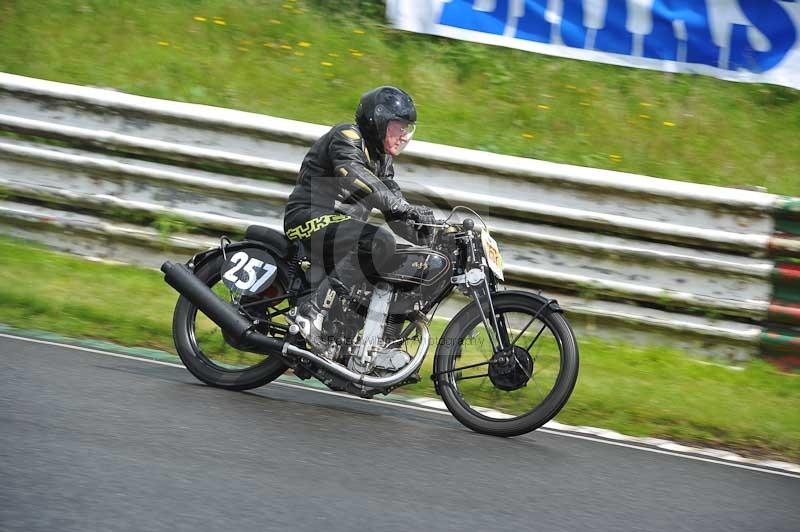 Mallory park Leicestershire;Mallory park photographs;Motorcycle action photographs;classic bikes;event digital images;eventdigitalimages;mallory park;no limits trackday;peter wileman photography;vintage bikes;vintage motorcycles;vmcc festival 1000 bikes