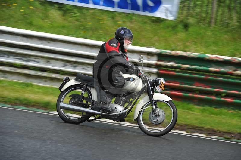 Mallory park Leicestershire;Mallory park photographs;Motorcycle action photographs;classic bikes;event digital images;eventdigitalimages;mallory park;no limits trackday;peter wileman photography;vintage bikes;vintage motorcycles;vmcc festival 1000 bikes
