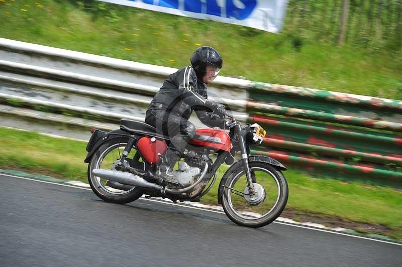 Mallory park Leicestershire;Mallory park photographs;Motorcycle action photographs;classic bikes;event digital images;eventdigitalimages;mallory park;no limits trackday;peter wileman photography;vintage bikes;vintage motorcycles;vmcc festival 1000 bikes