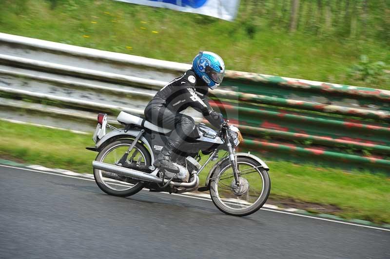 Mallory park Leicestershire;Mallory park photographs;Motorcycle action photographs;classic bikes;event digital images;eventdigitalimages;mallory park;no limits trackday;peter wileman photography;vintage bikes;vintage motorcycles;vmcc festival 1000 bikes