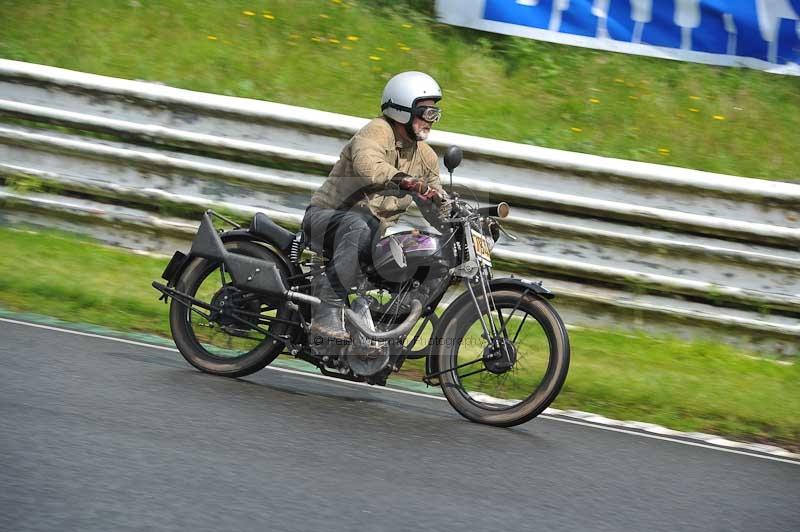 Mallory park Leicestershire;Mallory park photographs;Motorcycle action photographs;classic bikes;event digital images;eventdigitalimages;mallory park;no limits trackday;peter wileman photography;vintage bikes;vintage motorcycles;vmcc festival 1000 bikes