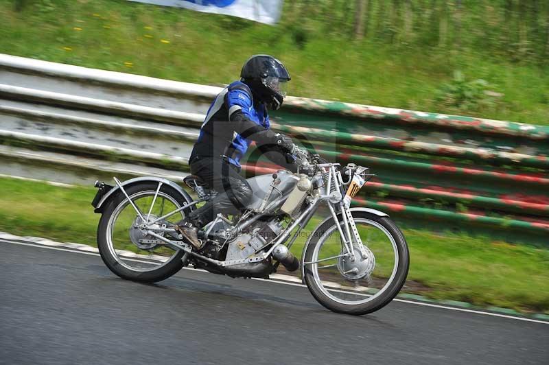 Mallory park Leicestershire;Mallory park photographs;Motorcycle action photographs;classic bikes;event digital images;eventdigitalimages;mallory park;no limits trackday;peter wileman photography;vintage bikes;vintage motorcycles;vmcc festival 1000 bikes