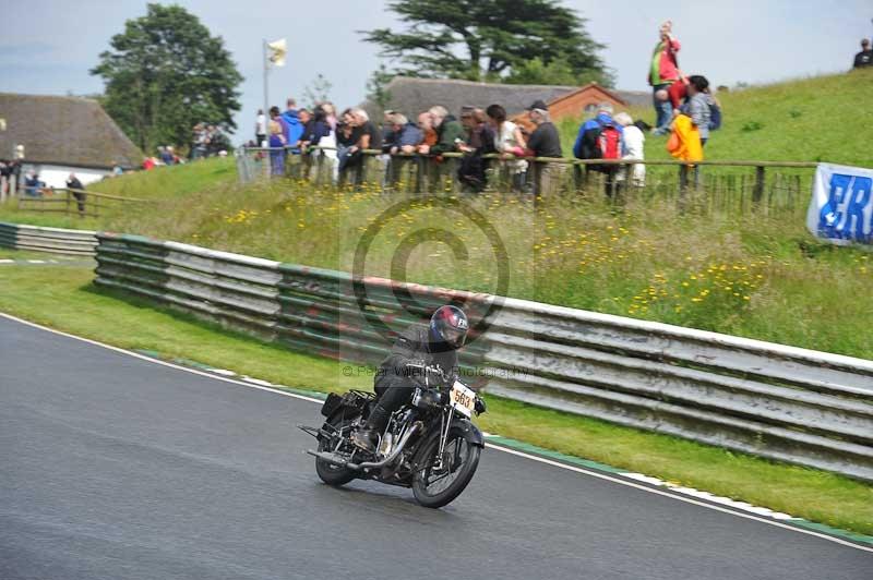 Mallory park Leicestershire;Mallory park photographs;Motorcycle action photographs;classic bikes;event digital images;eventdigitalimages;mallory park;no limits trackday;peter wileman photography;vintage bikes;vintage motorcycles;vmcc festival 1000 bikes