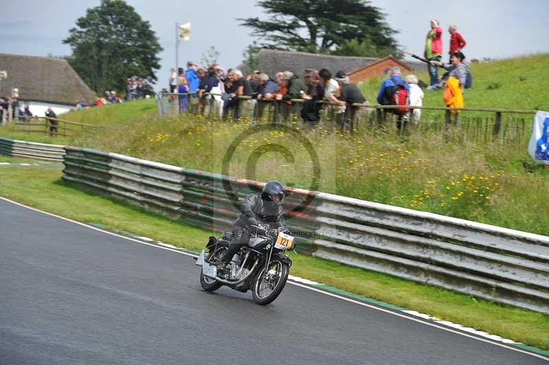 Mallory park Leicestershire;Mallory park photographs;Motorcycle action photographs;classic bikes;event digital images;eventdigitalimages;mallory park;no limits trackday;peter wileman photography;vintage bikes;vintage motorcycles;vmcc festival 1000 bikes