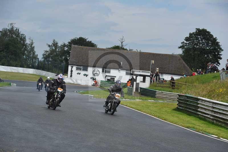 Mallory park Leicestershire;Mallory park photographs;Motorcycle action photographs;classic bikes;event digital images;eventdigitalimages;mallory park;no limits trackday;peter wileman photography;vintage bikes;vintage motorcycles;vmcc festival 1000 bikes