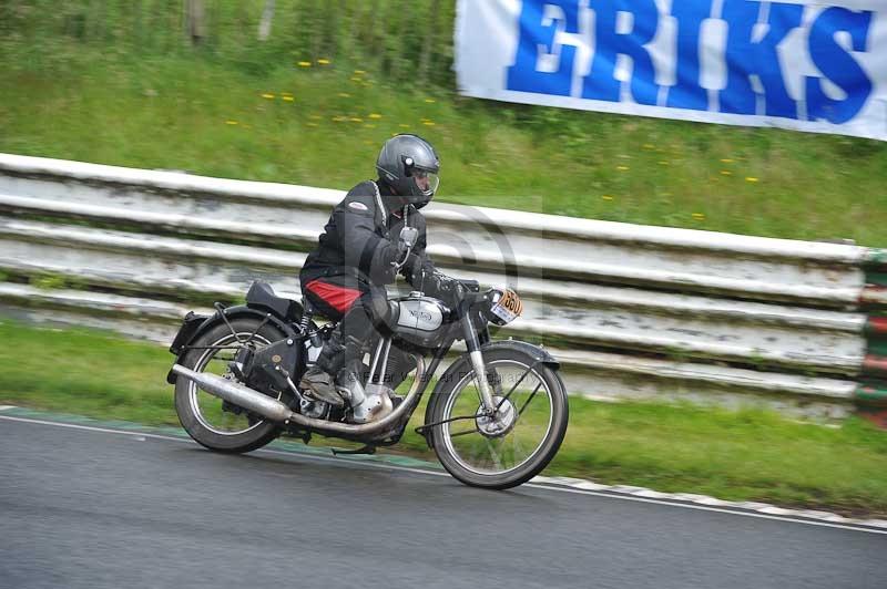 Mallory park Leicestershire;Mallory park photographs;Motorcycle action photographs;classic bikes;event digital images;eventdigitalimages;mallory park;no limits trackday;peter wileman photography;vintage bikes;vintage motorcycles;vmcc festival 1000 bikes