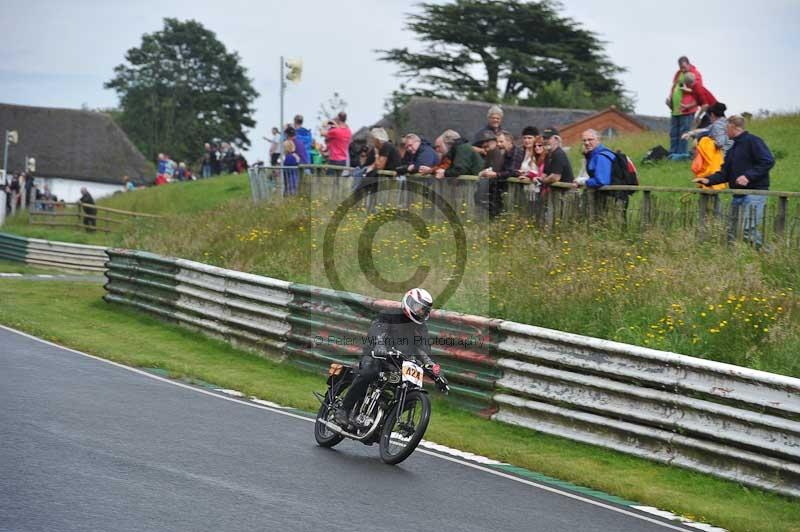 Mallory park Leicestershire;Mallory park photographs;Motorcycle action photographs;classic bikes;event digital images;eventdigitalimages;mallory park;no limits trackday;peter wileman photography;vintage bikes;vintage motorcycles;vmcc festival 1000 bikes