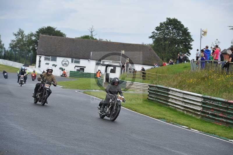 Mallory park Leicestershire;Mallory park photographs;Motorcycle action photographs;classic bikes;event digital images;eventdigitalimages;mallory park;no limits trackday;peter wileman photography;vintage bikes;vintage motorcycles;vmcc festival 1000 bikes