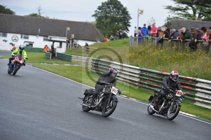 Mallory park Leicestershire;Mallory park photographs;Motorcycle action photographs;classic bikes;event digital images;eventdigitalimages;mallory park;no limits trackday;peter wileman photography;vintage bikes;vintage motorcycles;vmcc festival 1000 bikes