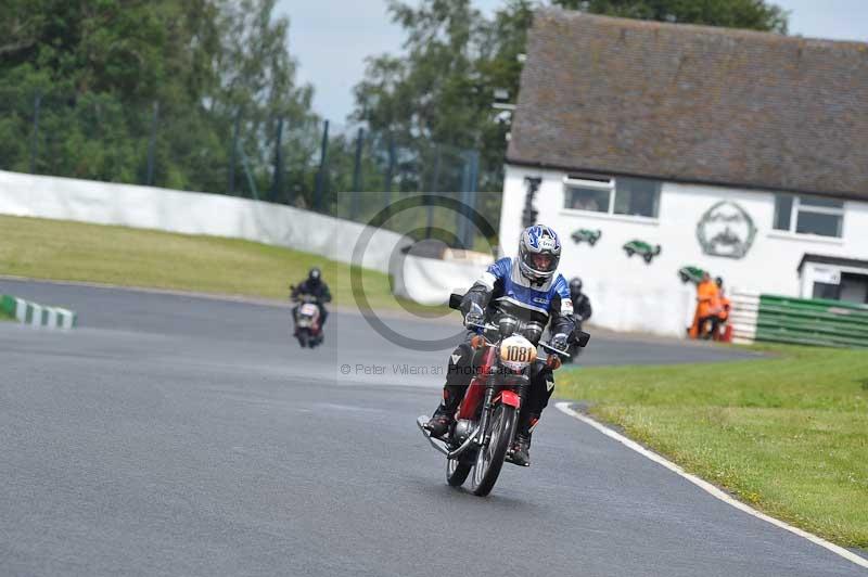 Mallory park Leicestershire;Mallory park photographs;Motorcycle action photographs;classic bikes;event digital images;eventdigitalimages;mallory park;no limits trackday;peter wileman photography;vintage bikes;vintage motorcycles;vmcc festival 1000 bikes