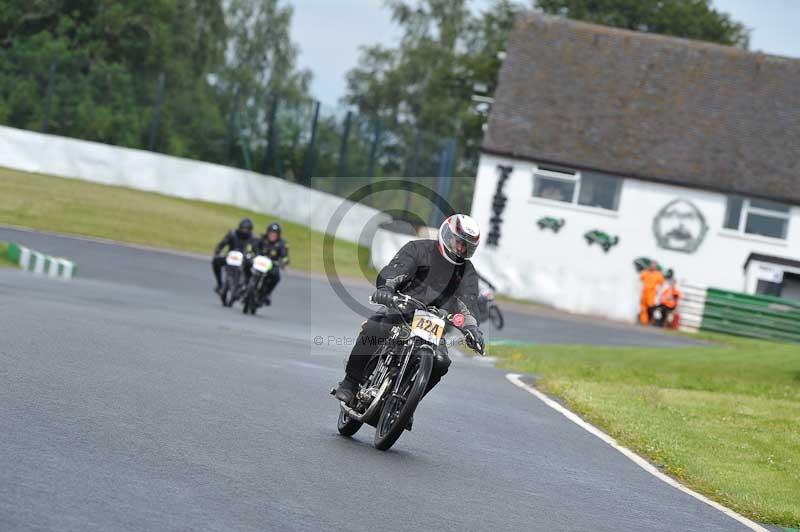 Mallory park Leicestershire;Mallory park photographs;Motorcycle action photographs;classic bikes;event digital images;eventdigitalimages;mallory park;no limits trackday;peter wileman photography;vintage bikes;vintage motorcycles;vmcc festival 1000 bikes