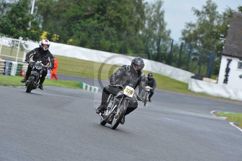 Mallory park Leicestershire;Mallory park photographs;Motorcycle action photographs;classic bikes;event digital images;eventdigitalimages;mallory park;no limits trackday;peter wileman photography;vintage bikes;vintage motorcycles;vmcc festival 1000 bikes