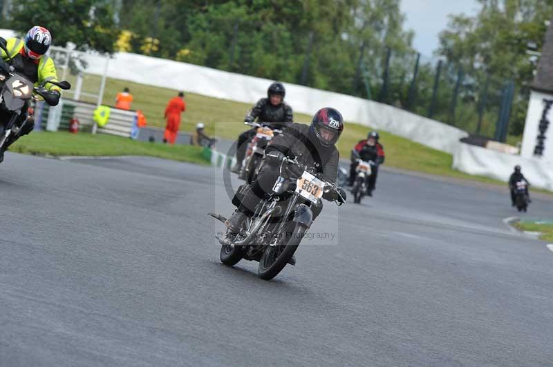 Mallory park Leicestershire;Mallory park photographs;Motorcycle action photographs;classic bikes;event digital images;eventdigitalimages;mallory park;no limits trackday;peter wileman photography;vintage bikes;vintage motorcycles;vmcc festival 1000 bikes