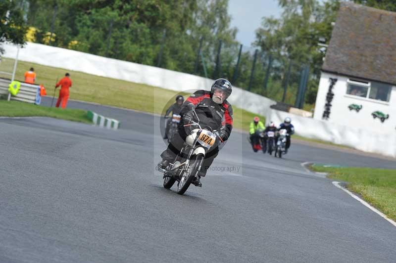 Mallory park Leicestershire;Mallory park photographs;Motorcycle action photographs;classic bikes;event digital images;eventdigitalimages;mallory park;no limits trackday;peter wileman photography;vintage bikes;vintage motorcycles;vmcc festival 1000 bikes