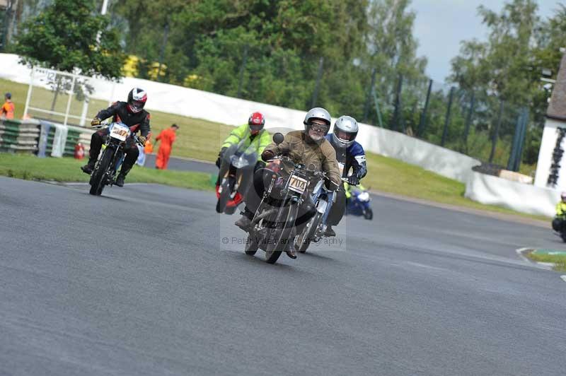 Mallory park Leicestershire;Mallory park photographs;Motorcycle action photographs;classic bikes;event digital images;eventdigitalimages;mallory park;no limits trackday;peter wileman photography;vintage bikes;vintage motorcycles;vmcc festival 1000 bikes