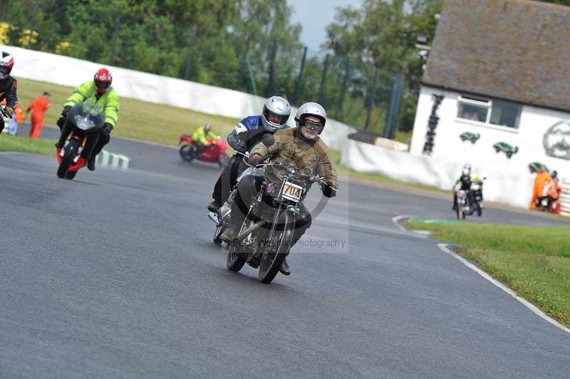 Mallory park Leicestershire;Mallory park photographs;Motorcycle action photographs;classic bikes;event digital images;eventdigitalimages;mallory park;no limits trackday;peter wileman photography;vintage bikes;vintage motorcycles;vmcc festival 1000 bikes