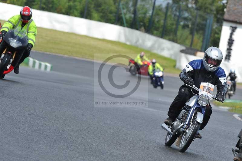 Mallory park Leicestershire;Mallory park photographs;Motorcycle action photographs;classic bikes;event digital images;eventdigitalimages;mallory park;no limits trackday;peter wileman photography;vintage bikes;vintage motorcycles;vmcc festival 1000 bikes