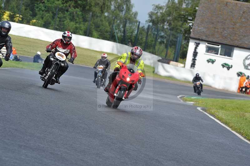 Mallory park Leicestershire;Mallory park photographs;Motorcycle action photographs;classic bikes;event digital images;eventdigitalimages;mallory park;no limits trackday;peter wileman photography;vintage bikes;vintage motorcycles;vmcc festival 1000 bikes