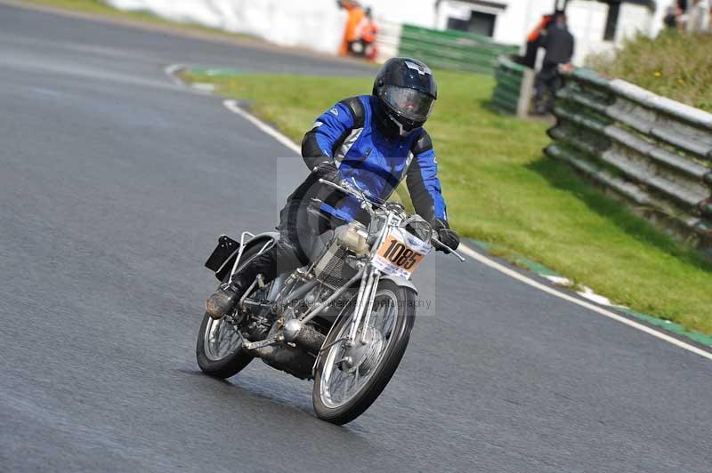 Mallory park Leicestershire;Mallory park photographs;Motorcycle action photographs;classic bikes;event digital images;eventdigitalimages;mallory park;no limits trackday;peter wileman photography;vintage bikes;vintage motorcycles;vmcc festival 1000 bikes