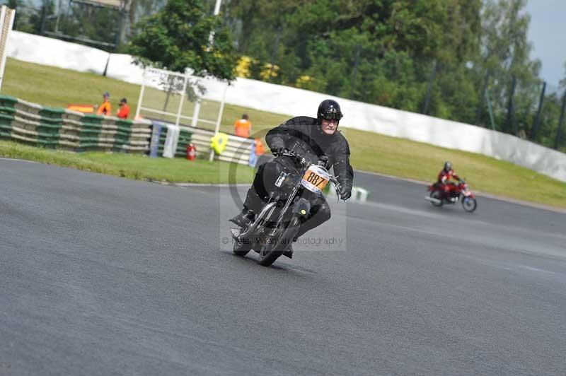 Mallory park Leicestershire;Mallory park photographs;Motorcycle action photographs;classic bikes;event digital images;eventdigitalimages;mallory park;no limits trackday;peter wileman photography;vintage bikes;vintage motorcycles;vmcc festival 1000 bikes