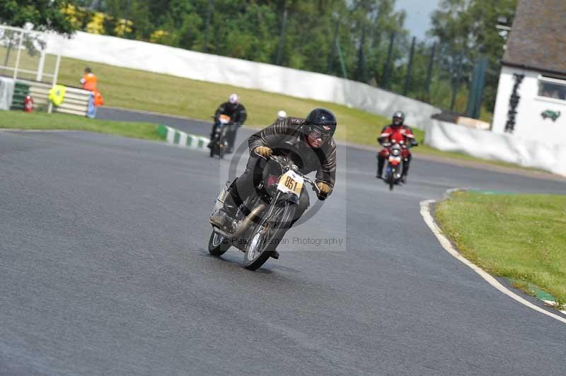 Mallory park Leicestershire;Mallory park photographs;Motorcycle action photographs;classic bikes;event digital images;eventdigitalimages;mallory park;no limits trackday;peter wileman photography;vintage bikes;vintage motorcycles;vmcc festival 1000 bikes