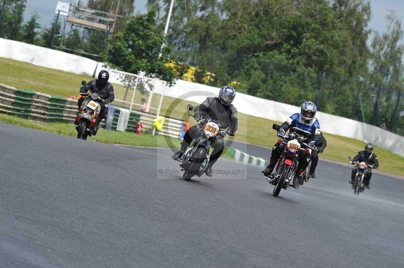 Mallory park Leicestershire;Mallory park photographs;Motorcycle action photographs;classic bikes;event digital images;eventdigitalimages;mallory park;no limits trackday;peter wileman photography;vintage bikes;vintage motorcycles;vmcc festival 1000 bikes