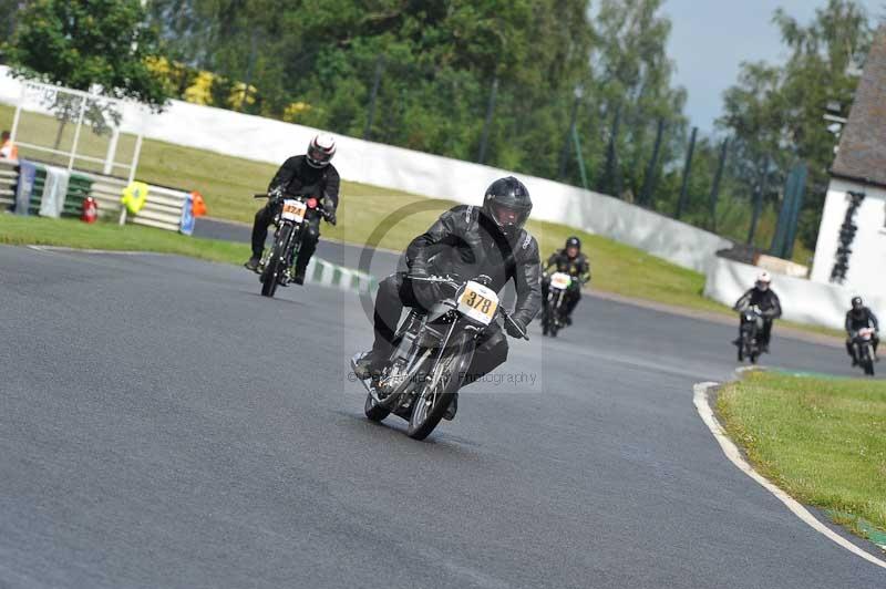Mallory park Leicestershire;Mallory park photographs;Motorcycle action photographs;classic bikes;event digital images;eventdigitalimages;mallory park;no limits trackday;peter wileman photography;vintage bikes;vintage motorcycles;vmcc festival 1000 bikes