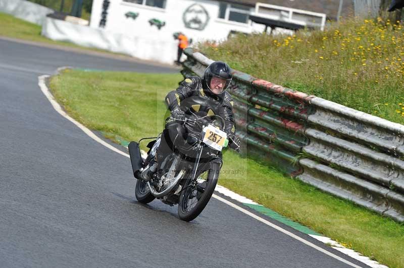 Mallory park Leicestershire;Mallory park photographs;Motorcycle action photographs;classic bikes;event digital images;eventdigitalimages;mallory park;no limits trackday;peter wileman photography;vintage bikes;vintage motorcycles;vmcc festival 1000 bikes