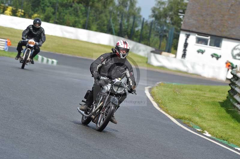 Mallory park Leicestershire;Mallory park photographs;Motorcycle action photographs;classic bikes;event digital images;eventdigitalimages;mallory park;no limits trackday;peter wileman photography;vintage bikes;vintage motorcycles;vmcc festival 1000 bikes