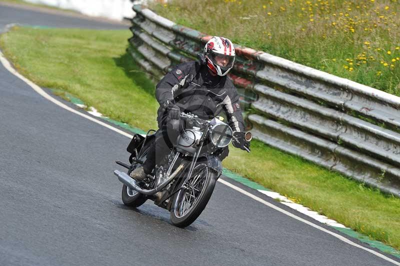 Mallory park Leicestershire;Mallory park photographs;Motorcycle action photographs;classic bikes;event digital images;eventdigitalimages;mallory park;no limits trackday;peter wileman photography;vintage bikes;vintage motorcycles;vmcc festival 1000 bikes