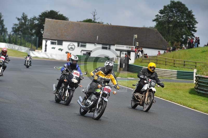 Mallory park Leicestershire;Mallory park photographs;Motorcycle action photographs;classic bikes;event digital images;eventdigitalimages;mallory park;no limits trackday;peter wileman photography;vintage bikes;vintage motorcycles;vmcc festival 1000 bikes