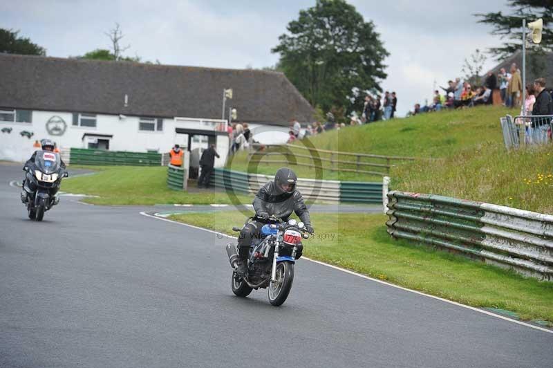 Mallory park Leicestershire;Mallory park photographs;Motorcycle action photographs;classic bikes;event digital images;eventdigitalimages;mallory park;no limits trackday;peter wileman photography;vintage bikes;vintage motorcycles;vmcc festival 1000 bikes